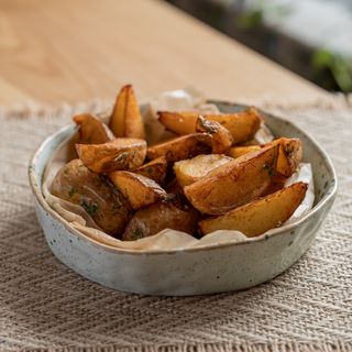 Картопля по-селянськи з часником та паприкою