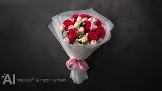 ჟოლოსფერი ცალთავიანი ჰოლანდიური ვარდების და პასტელური ვარდისფერი სპრეი ვარდების მიქსი