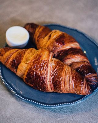 Croissant com manteiga