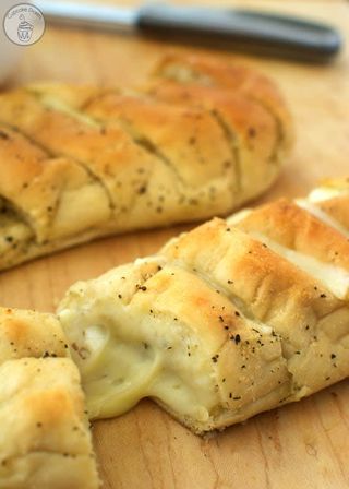 Garlic bread with cheese / Чесново хлебче с кашкавал
