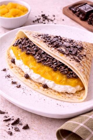 Naleśnik z mascarpone, wiórki gorzkiej czekolady, pulpą z mango i cukrem pudrem