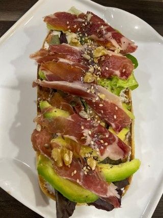 Tostada De Aguacate, Jamón Y Semillas