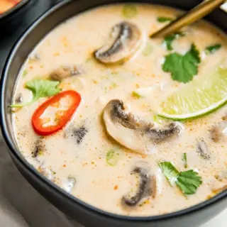 Zupa Tom Kha z mleczkiem kokosowym