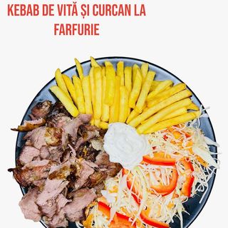 Kebab de vita si curcan la farfurie 