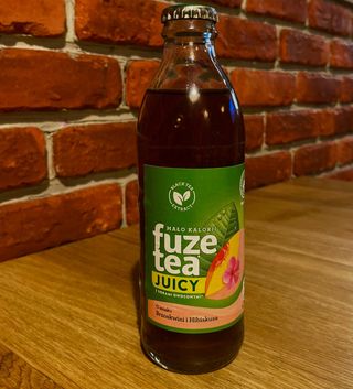 FuzeTea brzoskwiniowa z czarną herbatą i hibiskusem 0,25l