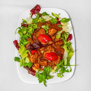 Gulasz wieprzowy z puree ziemniaczanym z surówkami