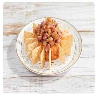 Torreznos de Soria en cama de patatas rovolconas