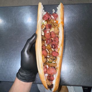 Bocadillo mixto de salchichas y pinchos de ternera 