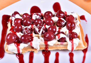 Waffles Cu Ciocolată Albă Și Vișine 