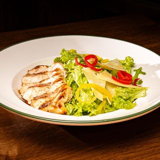 Salată cu file de pui, parmezan și roșii cherry