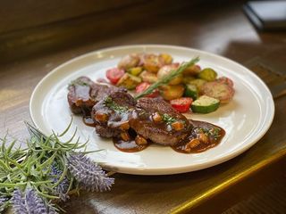 Медальоны из говядины с овощами (250гр)