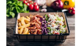 Danie z frytkami "Curry Kura"