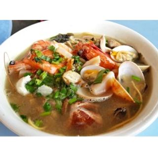Supă cu tăiței și fructe de mare 海鲜汤面