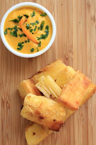 Yuquitas con salsa de la casa