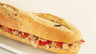 Bocadillo De Atún Y Tomate