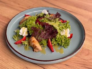САЛАТ З ЯГОДОЮ ТА КУРКОЮ ТЕРІЯКІ (160g)