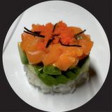 85 Tartar De Salmón Con Aguacate Y Masago Con Alga