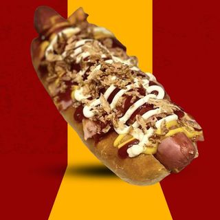 Perrito colombiano con patatas fritas grandes