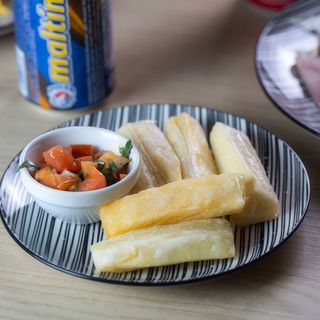Palitos De Yuca Frita Con Pico De Gallo