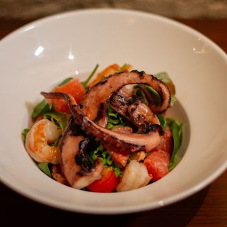 Салат з щупальцями кальмара та креветкою