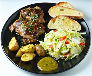 Meniu ficăței de pui la ceaun cu cartofi aromatizați și mujdei