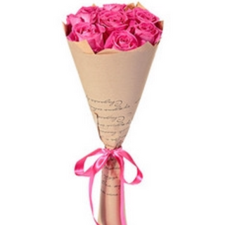 7 różowych róż w ozdobnym papierze 