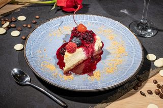 Cheesecake clasic cu sos de fructe de padure