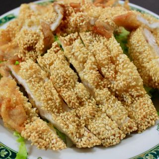 Pollo teñido de sésamo