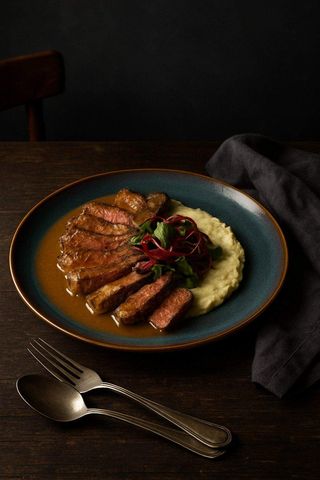 Biftek taljata na pireu od tartufa u demi-glace sosu