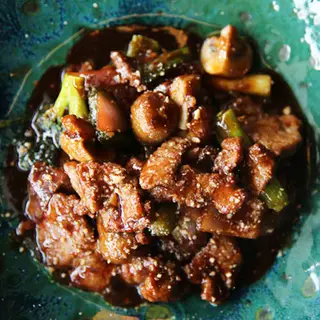 Láminas de Picaña en salsa de ostras con almendras