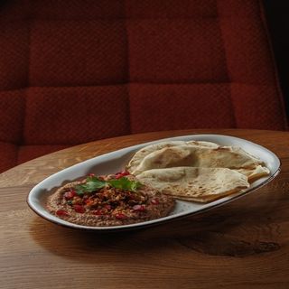 Бабагануш з сальсою та нутом