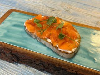 Брускета з слабосоленим лососем (100г)