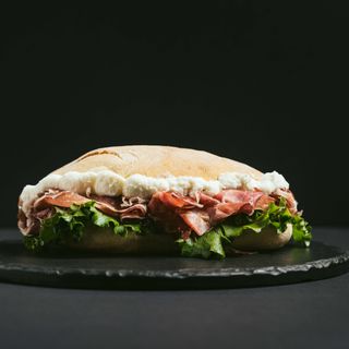 Sandes de Porco Preto com Requeijão