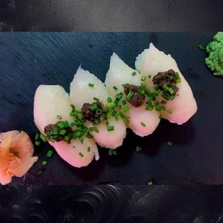 Nigiri de pez mantequilla con trufa y cebollino 