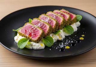 Tataki di tonno con granella di pistacchio su letto di stracciatella di bufala e valeriana