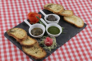 Pan, pesto verde, pesto rojo y paté de aceitunas