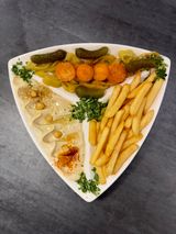Hummus, fries, pikled
