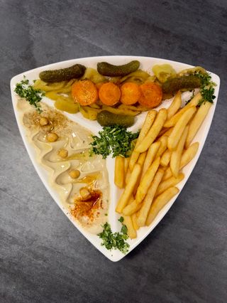 Hummus, fries, pikled