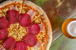 პიცა სალჩიჩონით და ბეკონით