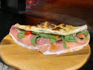 Crudo di Parma, stracciatella, pomodoro e insalata