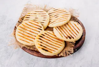 Arepa De Pollo, Queso Y Aguacate