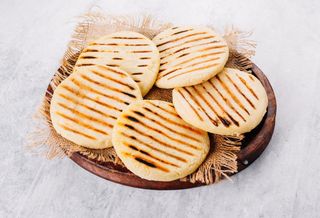 Arepa De Pollo Con Queso Y Aguacate