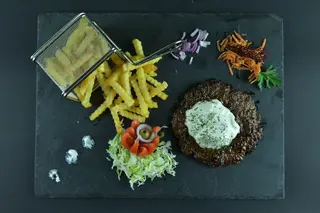 Pljeskavica u kajmaku