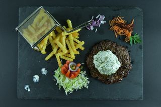 Pljeskavica u kajmaku