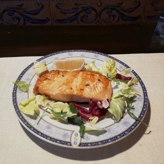 File de somon la grill &cartofi prăjiți/orez cu legume