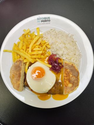 Bitoque com Molho de Mostarda em Bolo do Caco