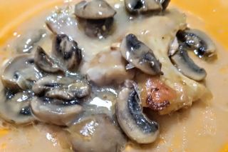 Пилешка пържола от филе с гъбен сос (400г)