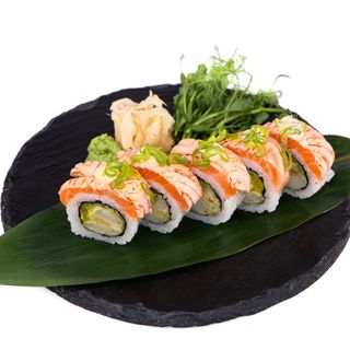 Kab. z opalanym łososiem i kalmarem w tempurze