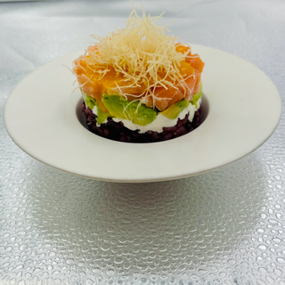 126. Tartar De arroz negro con formatge,alvocat,salmó,kataifi  (1 Uds.)
