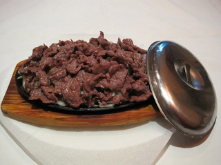 225. Свинско с лук на метална плоча